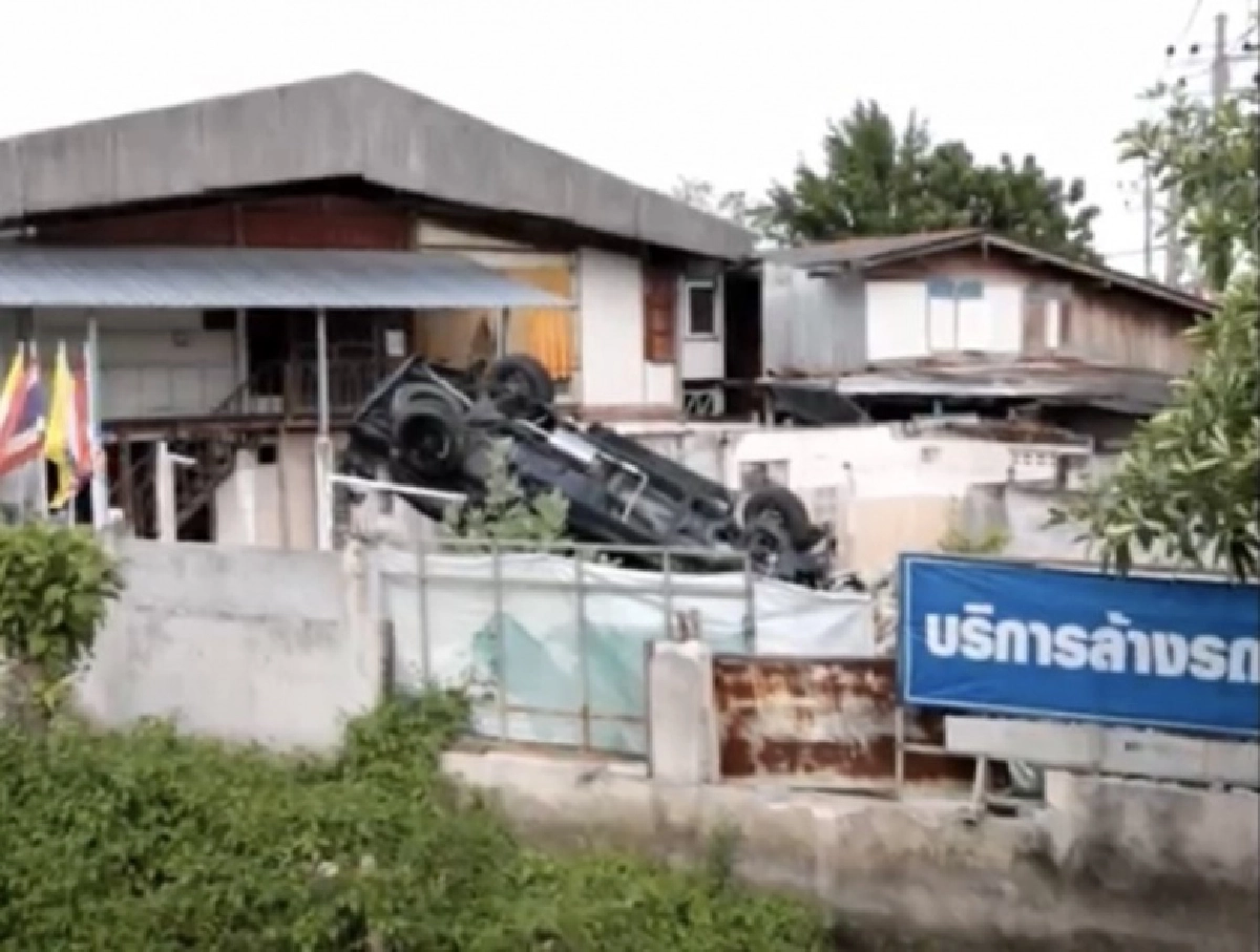 รถทั้งคัน ลืมได้ไง กระบะเสียหลักพุ่งชนรั่ว ปล่อยทิ้งหงายท้องในบ้านคนอื่นนานนับเดือน (มีคลิป)