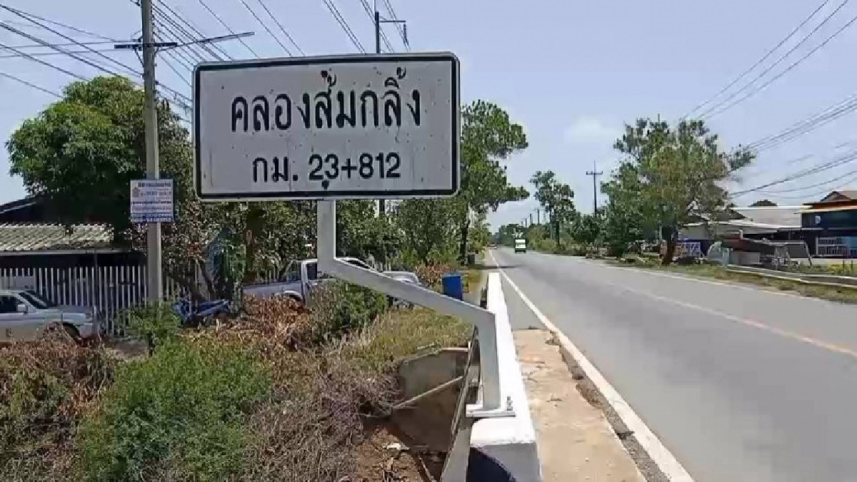 เตือนภัย.."บางเลน-บางหลวง" หนุ่มขี่รถจยย.ไปรับแฟนถูกคนร้ายถีบ ล่มคว่ำเจ็บ คาดหวังชิงทรัพย์ (มีคลิป)