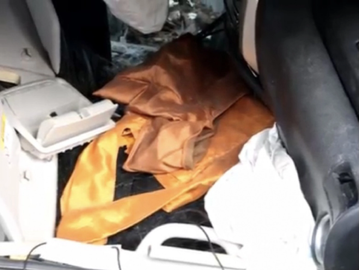 รถทั้งคัน ลืมได้ไง กระบะเสียหลักพุ่งชนรั่ว ปล่อยทิ้งหงายท้องในบ้านคนอื่นนานนับเดือน (มีคลิป)