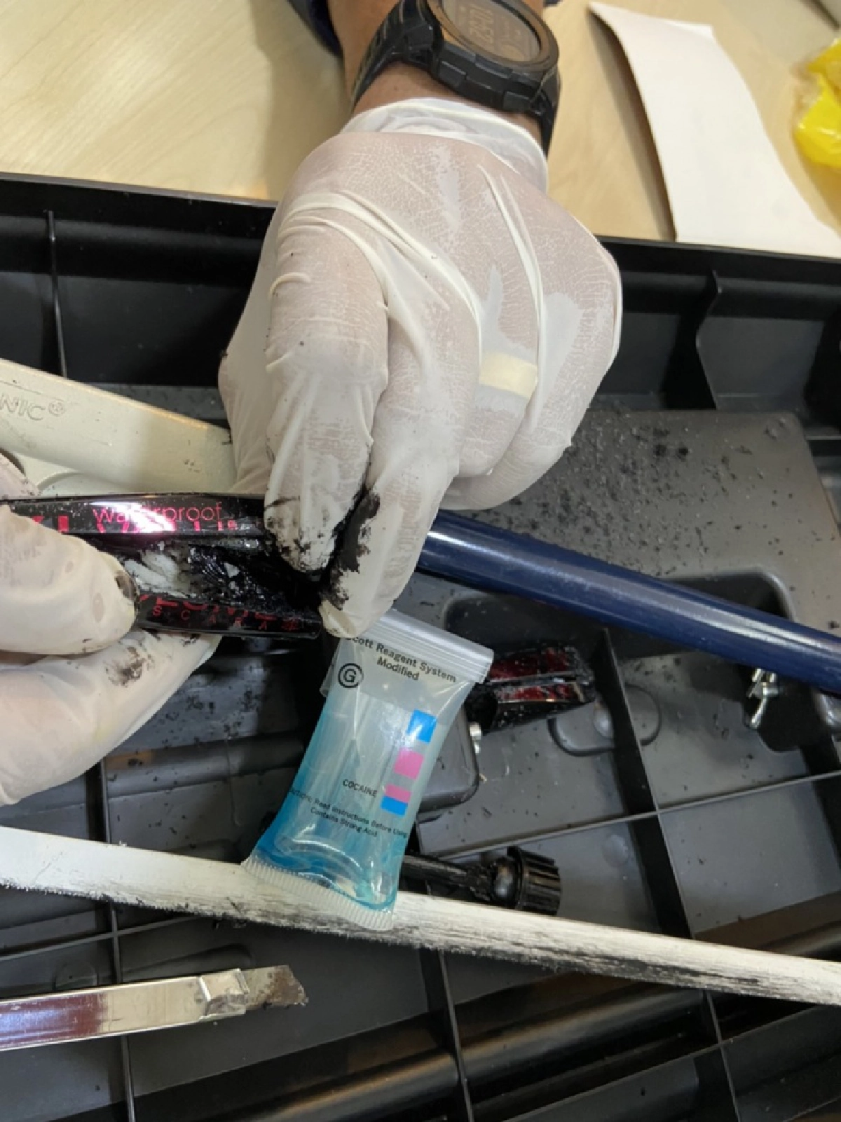 สารพัดวิธี ชุดปฏิบัติการ "AITF" ยึด"ยาเสพติด" ซุกกรอบรูป-มาสคาร่า  