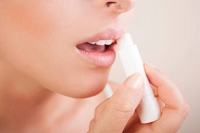 เคล็ดลับง่ายๆ กับ 5 วิธี แก้ปัญหา "ริมฝีปาก" แห้ง แตก ลอกเป็นขุย 