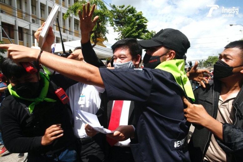 'สิระ' วิ่งหน้าตั้ง กลับเข้าสภาฯ เจอม็อบให้ข้าว-ให้น้ำ หลังออกมารับจ.ม.ราษฎร (มีคลิป)