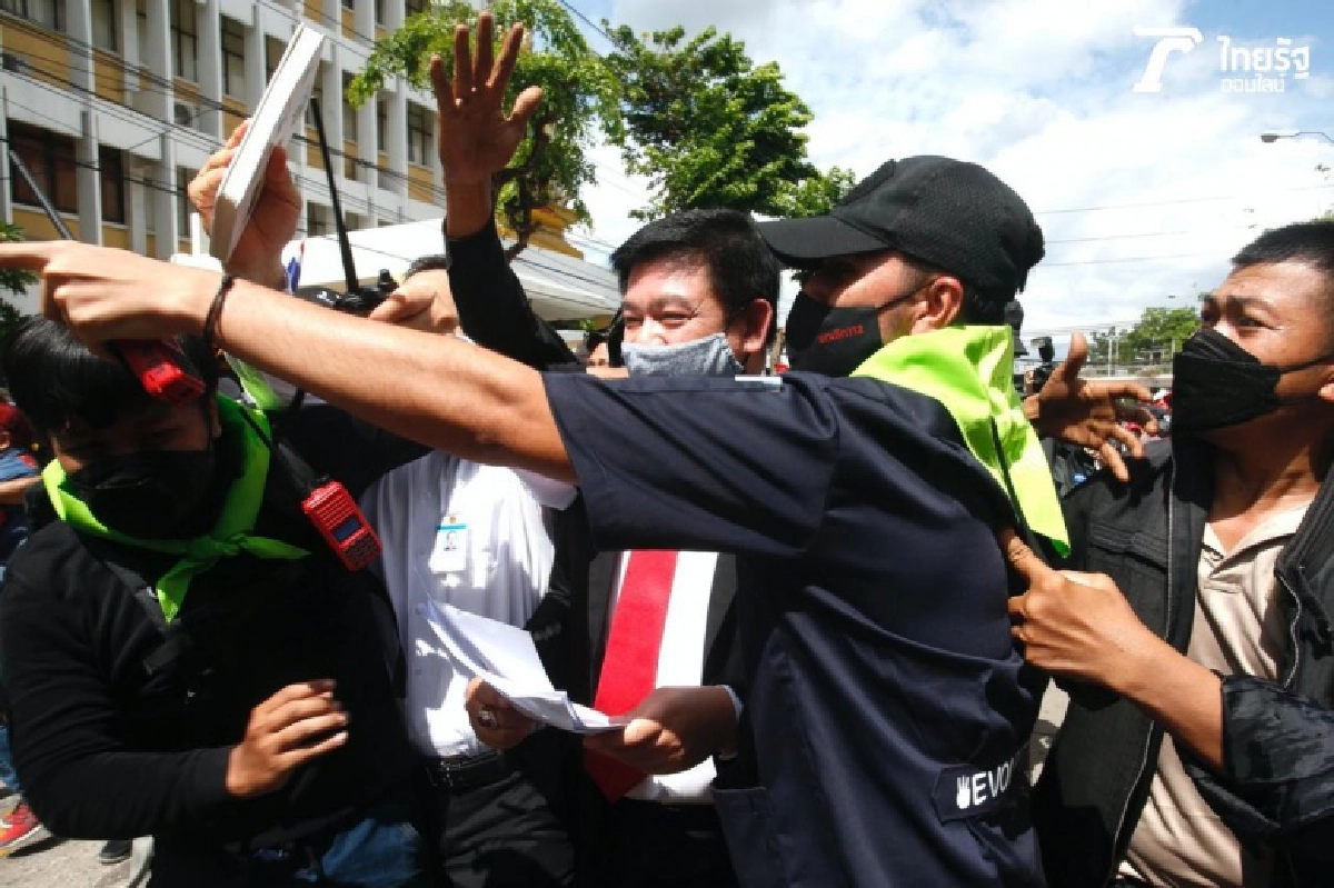 'สิระ' วิ่งหน้าตั้ง กลับเข้าสภาฯ เจอม็อบให้ข้าว-ให้น้ำ หลังออกมารับจ.ม.ราษฎร (มีคลิป)