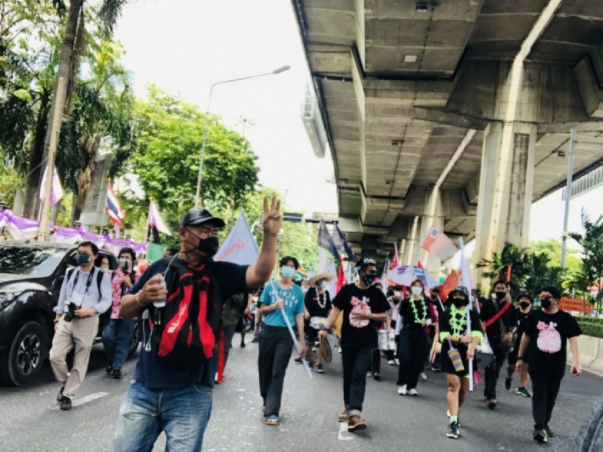 ม็อบ"คณะราษฎร" ถึงสภาฯแล้ว ยื่นข้อเรียกร้องแก้รัฐธรรมนูญ ฉบับปชช.
