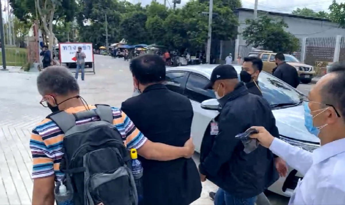 'สิระ' วิ่งหน้าตั้ง กลับเข้าสภาฯ เจอม็อบให้ข้าว-ให้น้ำ หลังออกมารับจ.ม.ราษฎร (มีคลิป)