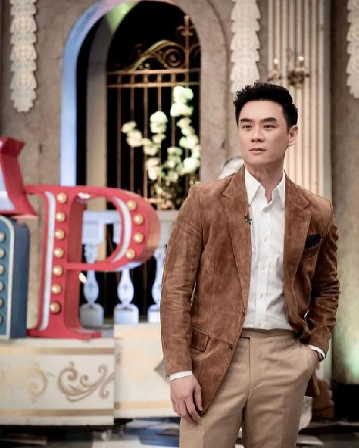 ห่วง"น็อต วิศรุต"บาดเจ็บ เข้าเฝือกถือไม้เท้า 