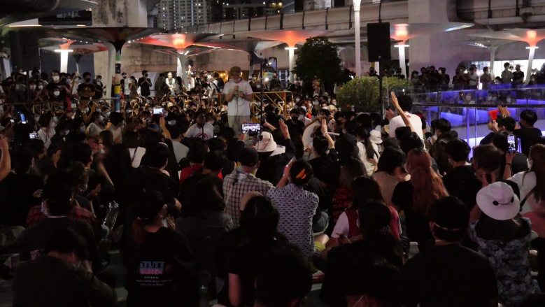 ไมค์ระยอง - เพนกวิน ร่วมม็อบราฎร "ยืนยันดันเพดาน" สกายวอล์คปทุมวัน คึกคักคนแน่น 