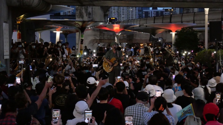 ไมค์ระยอง - เพนกวิน ร่วมม็อบราฎร "ยืนยันดันเพดาน" สกายวอล์คปทุมวัน คึกคักคนแน่น 