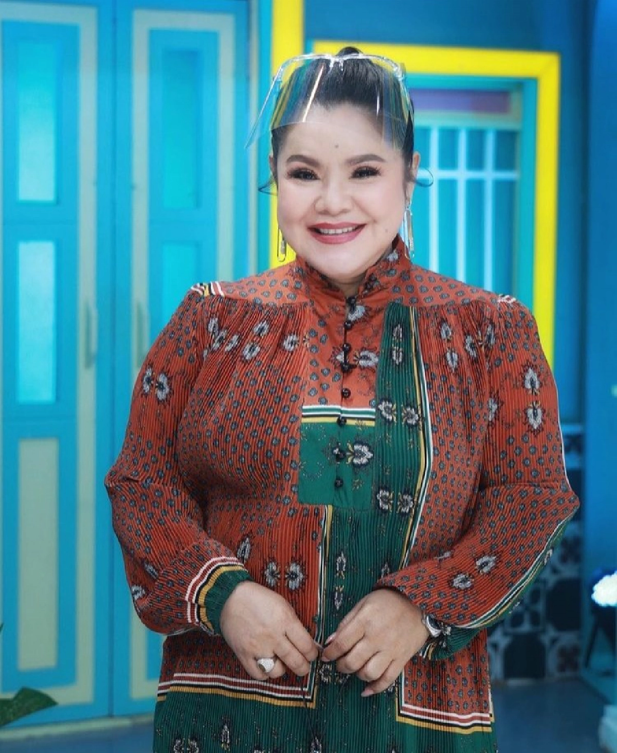 ฮือฮาหนักมาก ชาวเน็ตแห่ทายผู้หญิงในรูปคู่ "ดู๋ สัญญา" เป็นใคร รู้แล้วมีตะลึง