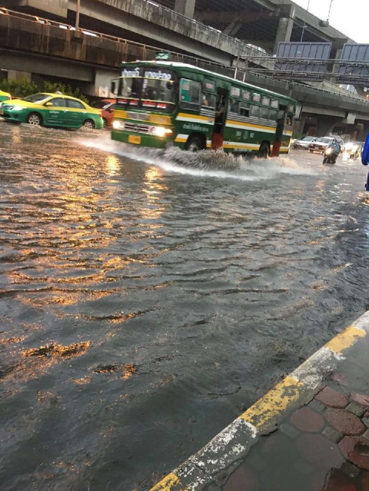 ประมวลภาพพายุฝนกระหน่ำกรุง ไม่กี่ชม. 'น้ำท่วม-จร.ติดขัด' 