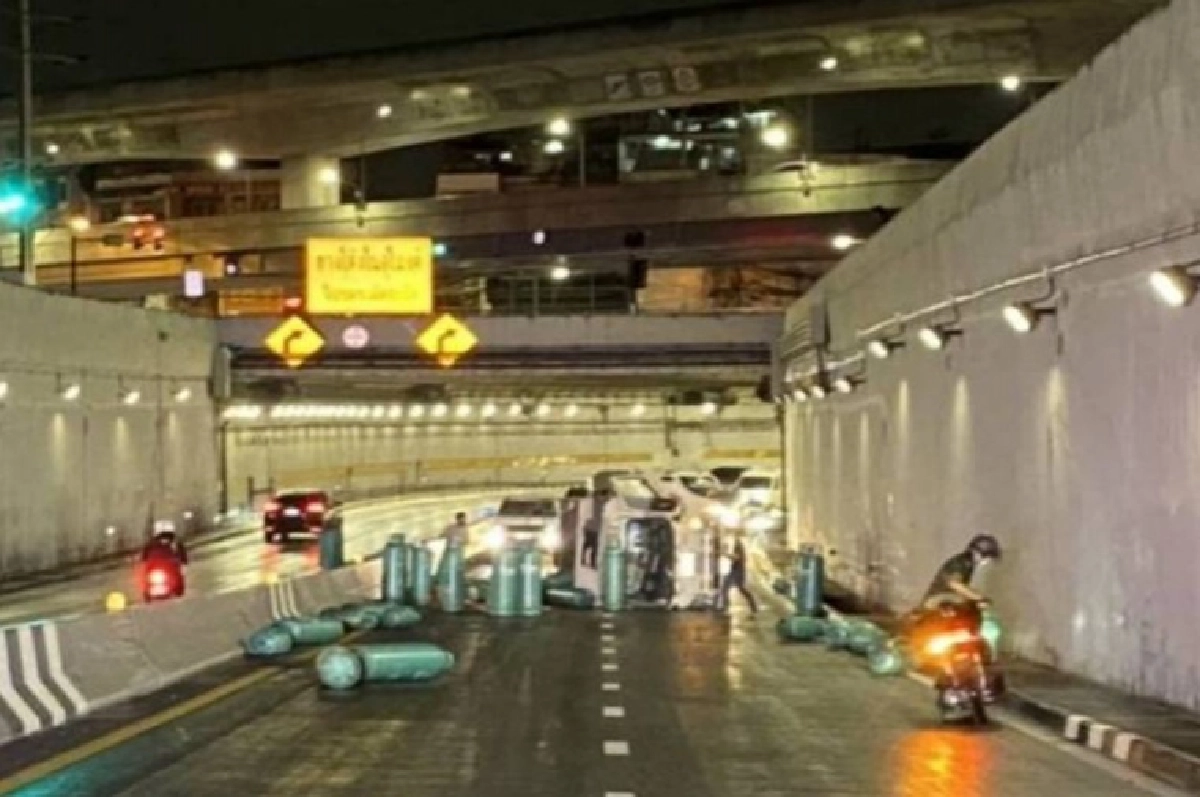 หวิดโศกนาฏกรรม รถขนแก๊สคว่ำ ถังเกลื่อนอุโมงค์เกษตรปิดการจราจรวุ่น