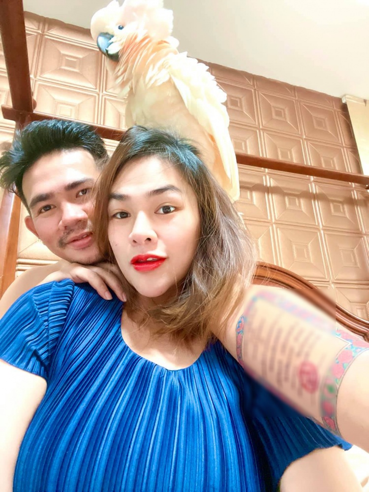 กล้ามาก"พ่อบ้านเก่ง"สุดรักภรรยา อวดใบสมรสบนร่างให้โลกรู้ 