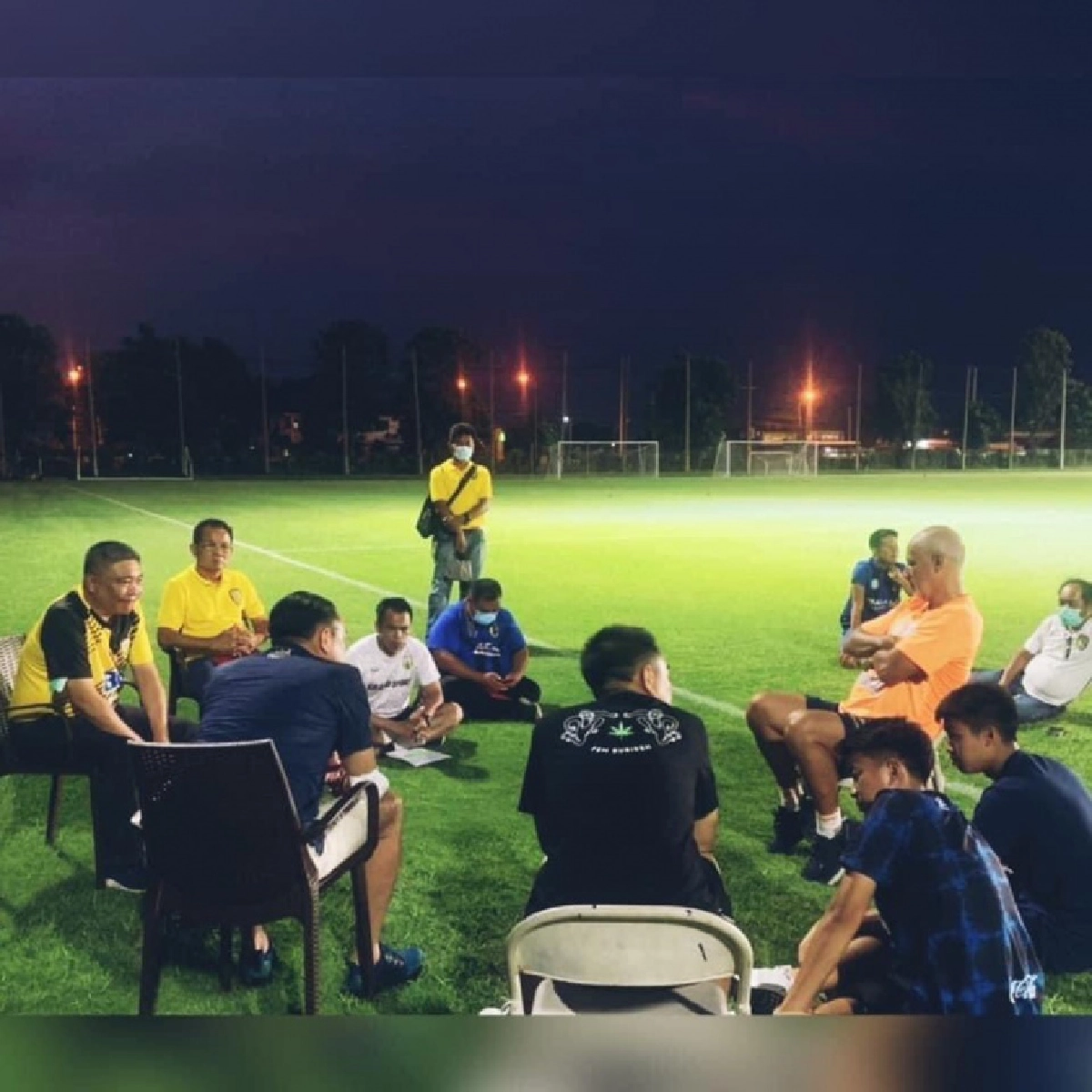 "เนวิน-มิตติ" ดราม่า "กักตัวทิพย์"