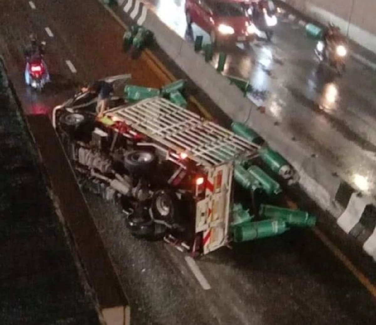 หวิดโศกนาฏกรรม รถขนแก๊สคว่ำ ถังเกลื่อนอุโมงค์เกษตรปิดการจราจรวุ่น