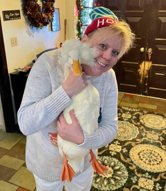 "เกอร์ทรูด" เจ้าเป็ดแสนรู้ที่มากับทรงผมแสนเก๋ ผู้มอบความสุขในบ้านพักคนชรา