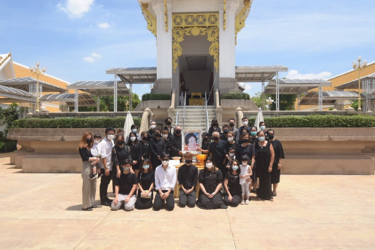 สุดเศร้า "เป็ด เชิญยิ้ม" ร่ำไห้ ส่งคุณแม่ครั้งสุดท้าย หลังจากไปด้วยโควิด-19