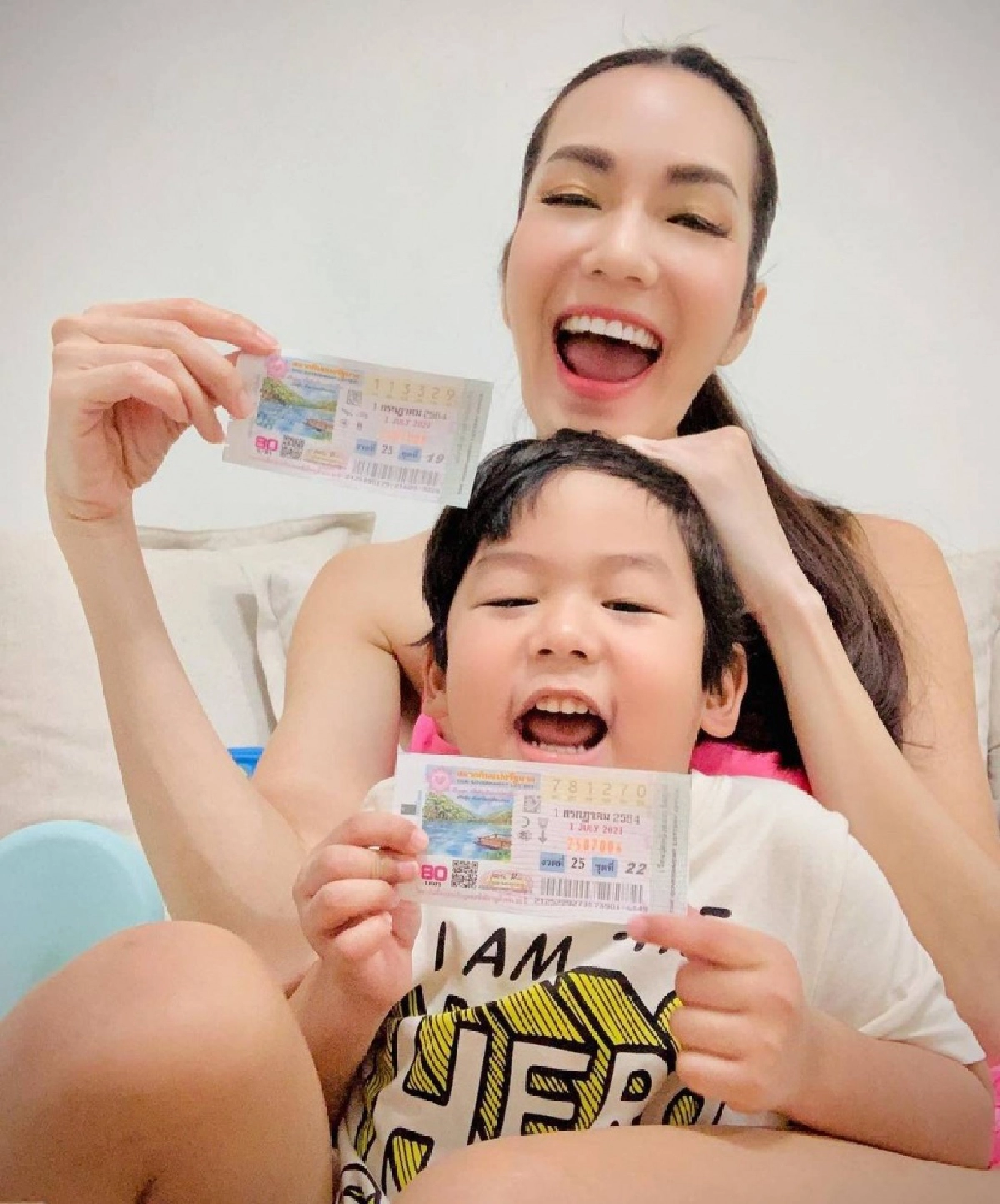 ปังไม่ไหว "อ๋อม สกาวใจ" ลูกชายให้โชค ถูกลอตเตอรี่รางวัลที่ 4 และเลขท้าย 2 ตัว