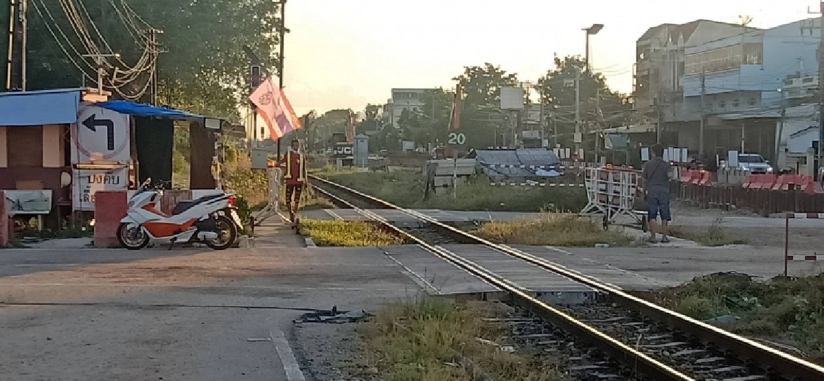 "ชาวบ้านร้องสื่อ" พบไซต์งานก่อสร้างสะพานข้ามทางรถไฟ ขัดขืนคำสั่ง"ศบค." ไม่หยุดการก่อสร้าง