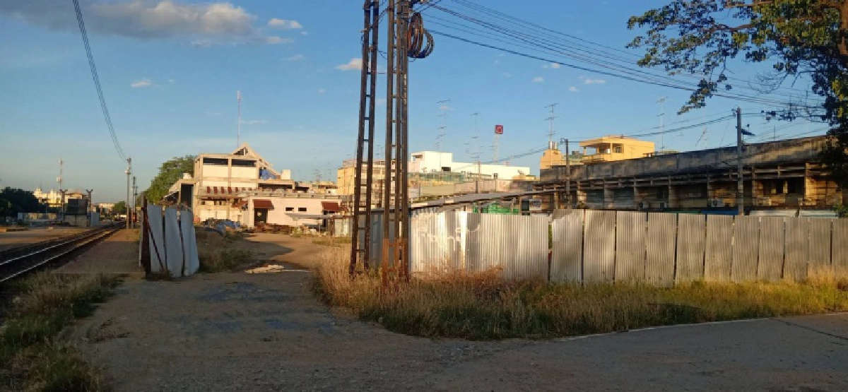 "ชาวบ้านร้องสื่อ" พบไซต์งานก่อสร้างสะพานข้ามทางรถไฟ ขัดขืนคำสั่ง"ศบค." ไม่หยุดการก่อสร้าง