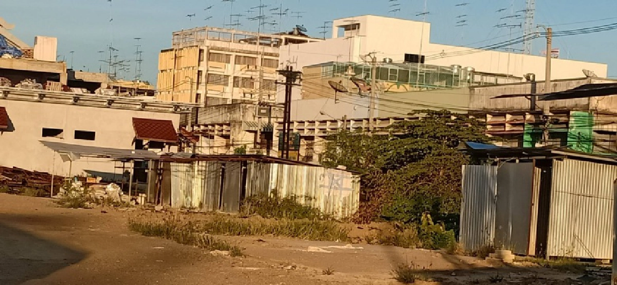 "ชาวบ้านร้องสื่อ" พบไซต์งานก่อสร้างสะพานข้ามทางรถไฟ ขัดขืนคำสั่ง"ศบค." ไม่หยุดการก่อสร้าง