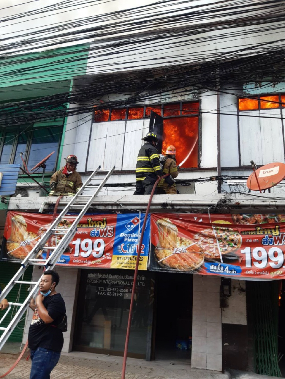 ด่วน..เพลิงไหม้บ้านเรือนปชช. ตรงข้ามกรมศุลฯรถน้ำดับเพลิงเร่งสกัด