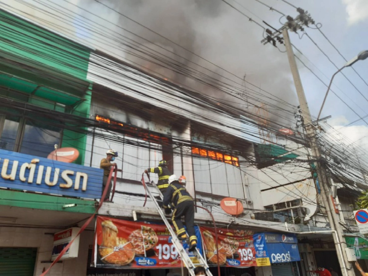 ด่วน..เพลิงไหม้บ้านเรือนปชช. ตรงข้ามกรมศุลฯรถน้ำดับเพลิงเร่งสกัด