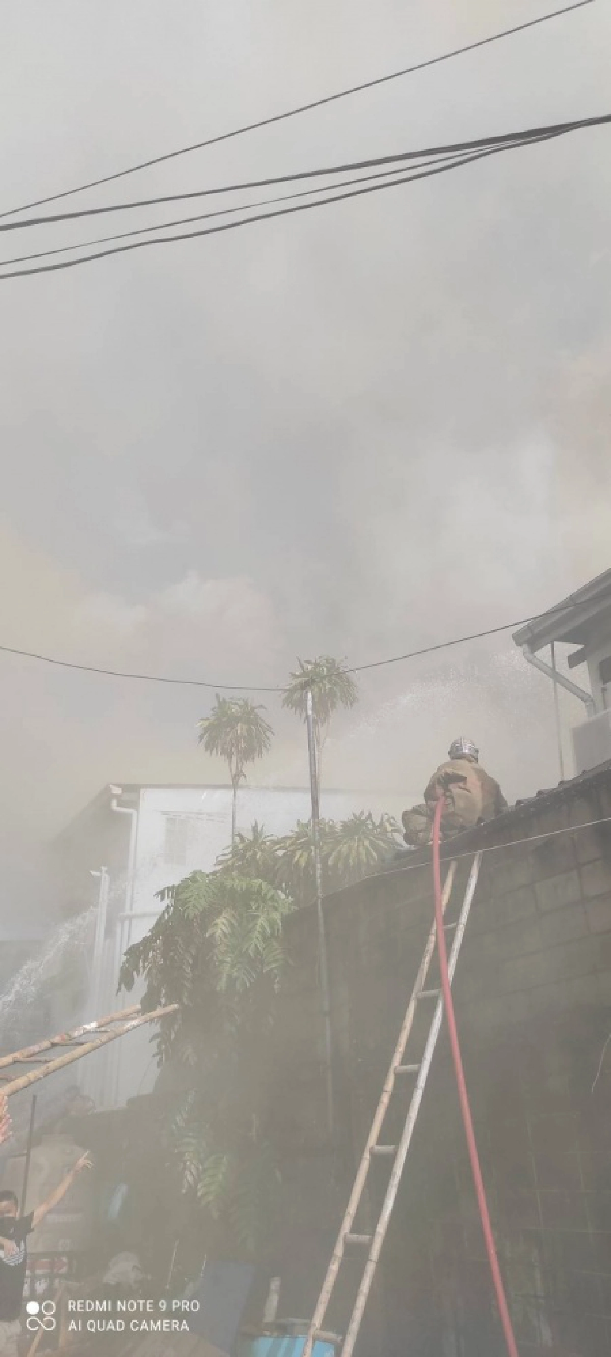 ด่วน..เพลิงไหม้บ้านเรือนปชช. ตรงข้ามกรมศุลฯรถน้ำดับเพลิงเร่งสกัด