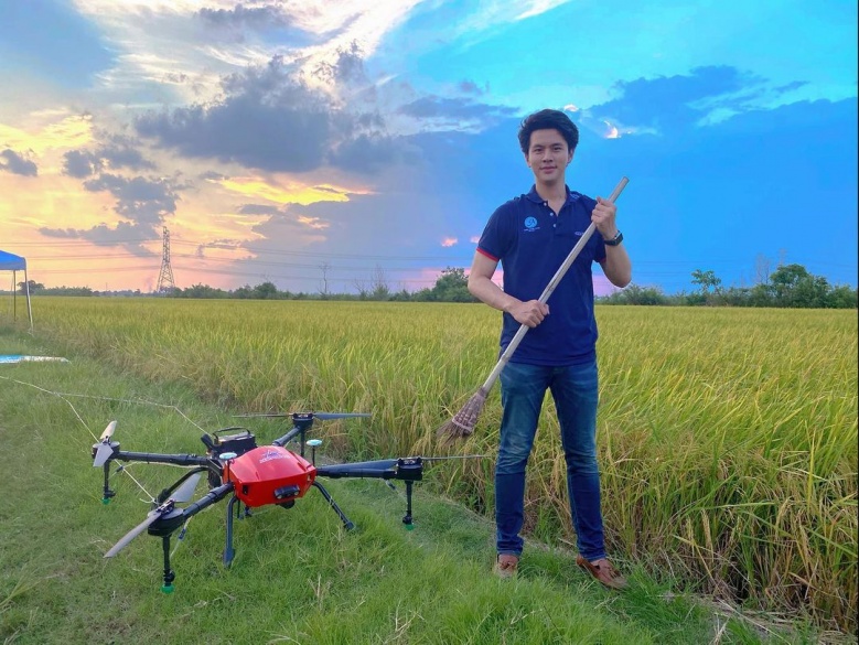 รู้จัก "แม็ค กฤตธัช" เก่งและหล่อ หนึ่งในทีมโดรนและซีอีโอ NOVY ช่วยบินหาจุดปิดวาล์วถังสารเคมี