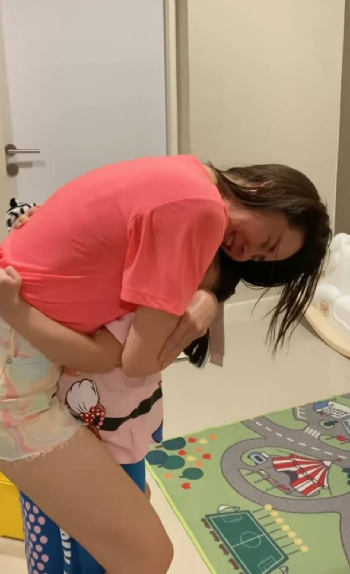 \"นุ้ย สุจิรา\" ดีใจได้กลับบ้านกอดลูก หลัง \"สมรักษ์ คำสิงห์\" ตรวจรอบ 3 ไม่พบเชื้อโควิด