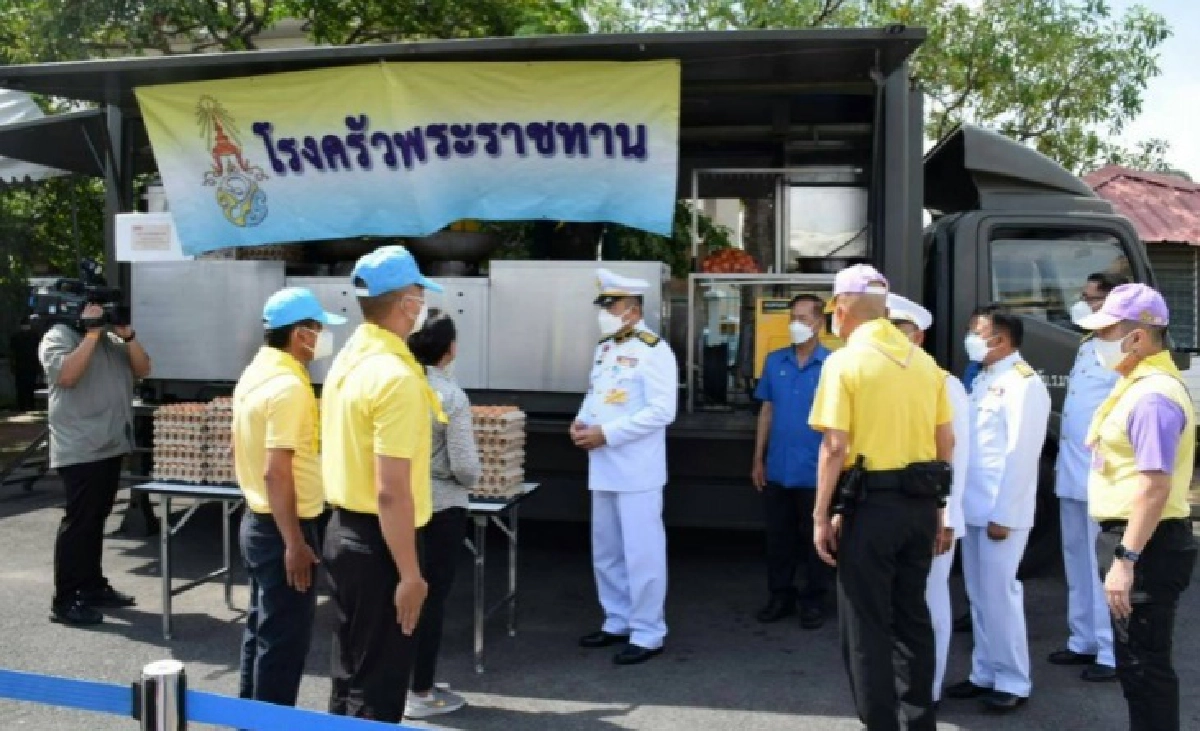 "ในหลวง" พระราชทาน ถุงพระราชทาน เครื่องอุปโภคบริโภค แก่ราษฎรที่ประสบเหตุโรงงานกิ่งแก้วไฟไหม้