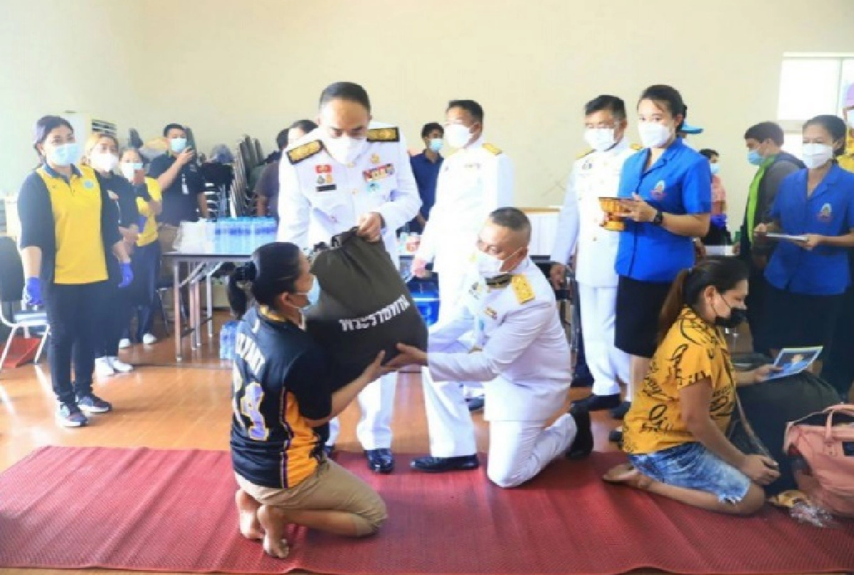 "ในหลวง" พระราชทาน ถุงพระราชทาน เครื่องอุปโภคบริโภค แก่ราษฎรที่ประสบเหตุโรงงานกิ่งแก้วไฟไหม้