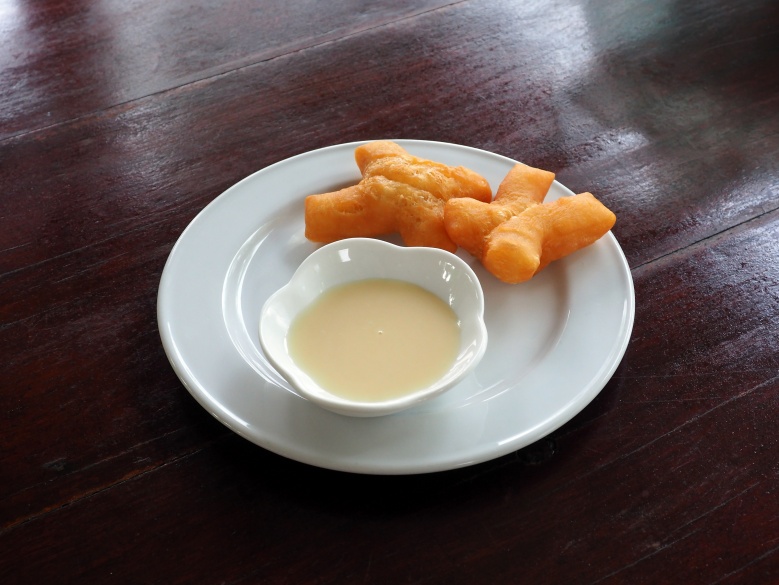 "ปาท่องโก๋" กรอบนอกนุ่มในและความเสี่ยง