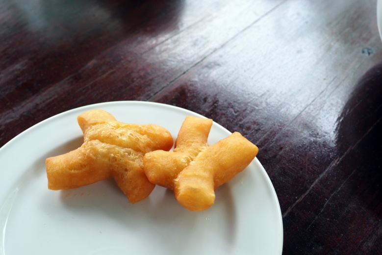 "ปาท่องโก๋" กรอบนอกนุ่มในและความเสี่ยง