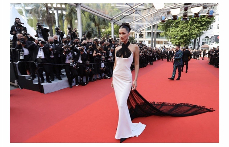 นางแบบแฟชั่น เขาใส่อะไรมาเดินพรมแดงเมืองคานส์ 2021 