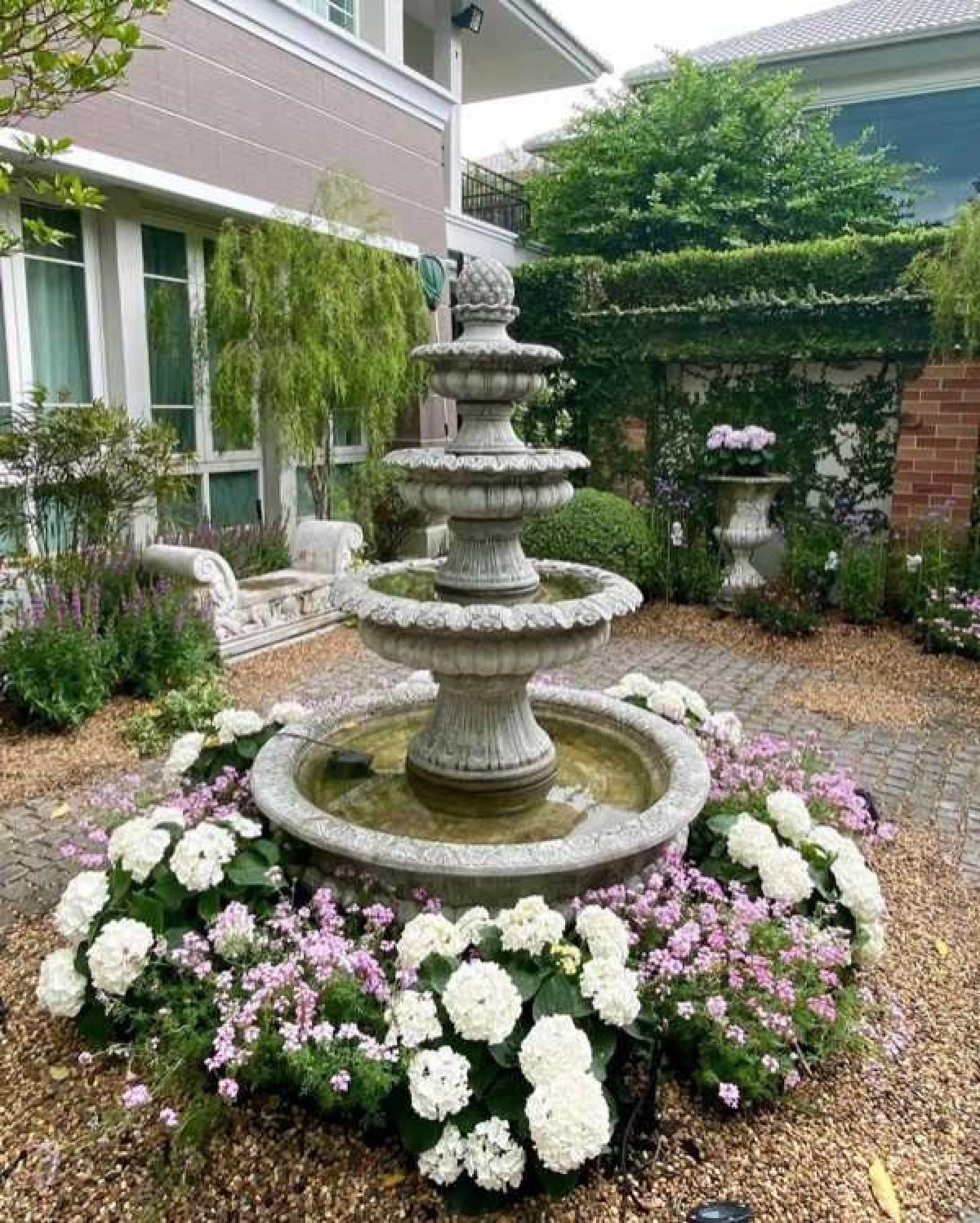 "ซี ศิวัฒน์" เนรมิตดอกไม้ทั้งสวน เซอร์ไพรส์วันเกิด "เอมี่"