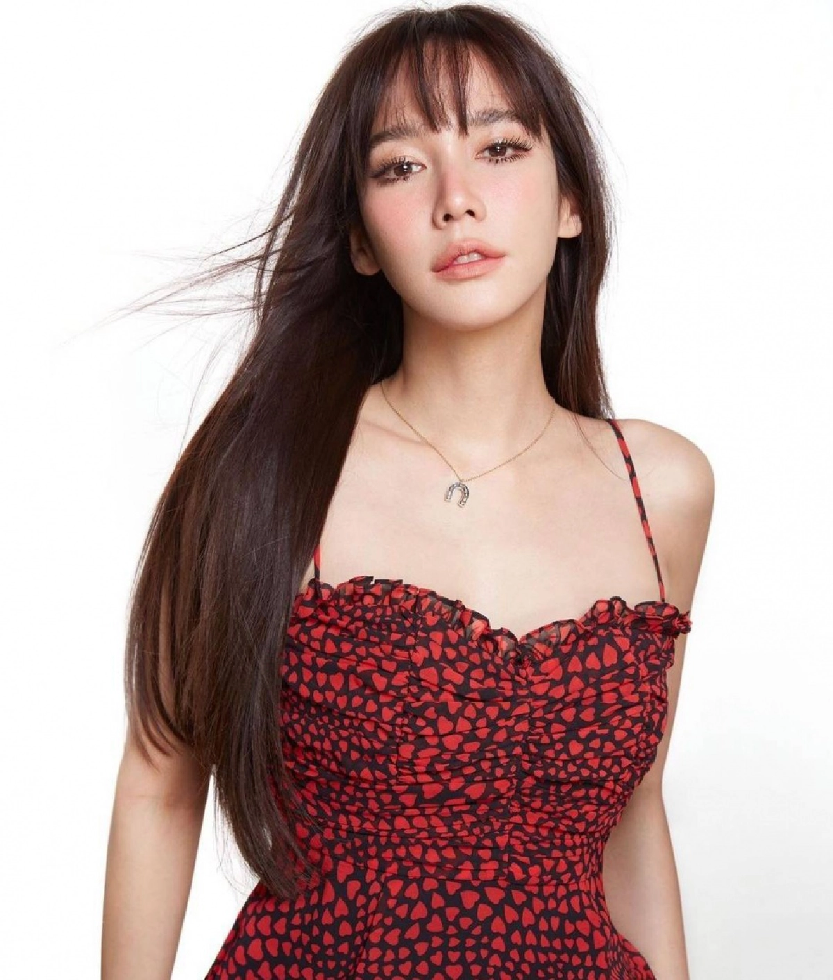 ปังไม่หยุด "อั้ม พัชราภา" ยอดผู้ติดตามในไอจีทะลุ 13 ล้าน