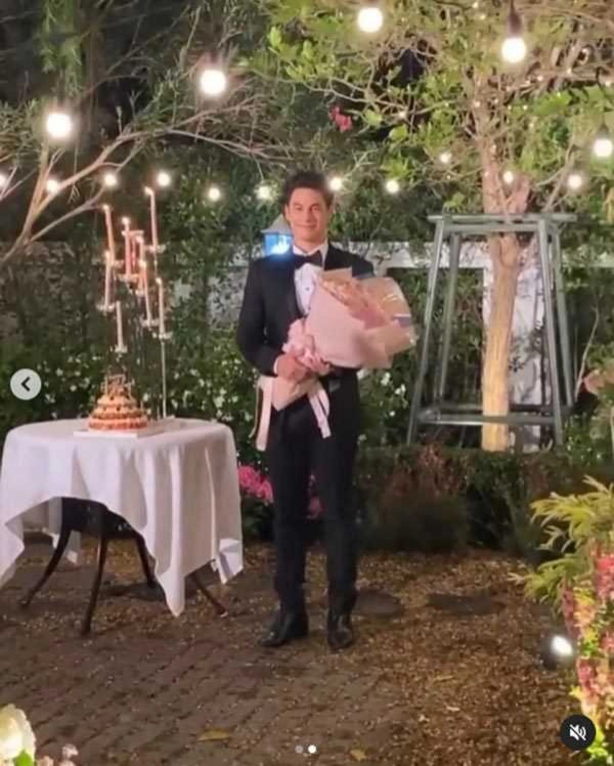 "ซี ศิวัฒน์" เนรมิตดอกไม้ทั้งสวน เซอร์ไพรส์วันเกิด "เอมี่"