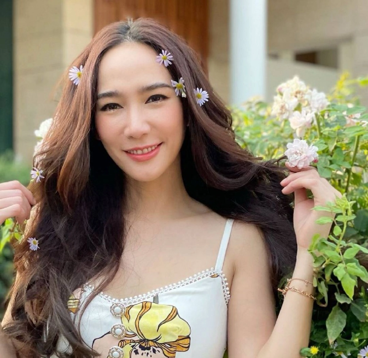 ปังไม่หยุด "อั้ม พัชราภา" ยอดผู้ติดตามในไอจีทะลุ 13 ล้าน