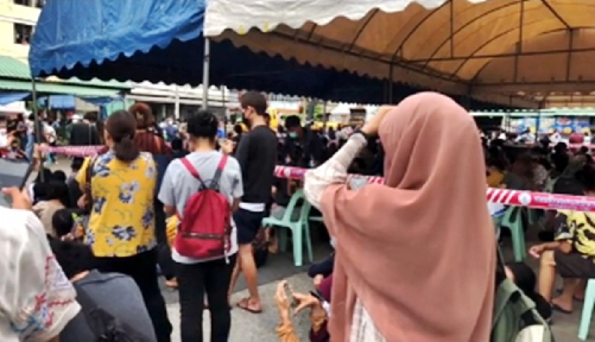 อย่างแน่น ปชช.เบียดเสียดแห่ "ตรวจโควิด" ฟรี สาวสุดอัดอั้นตัดพ้อเหมือนไปขอทาน