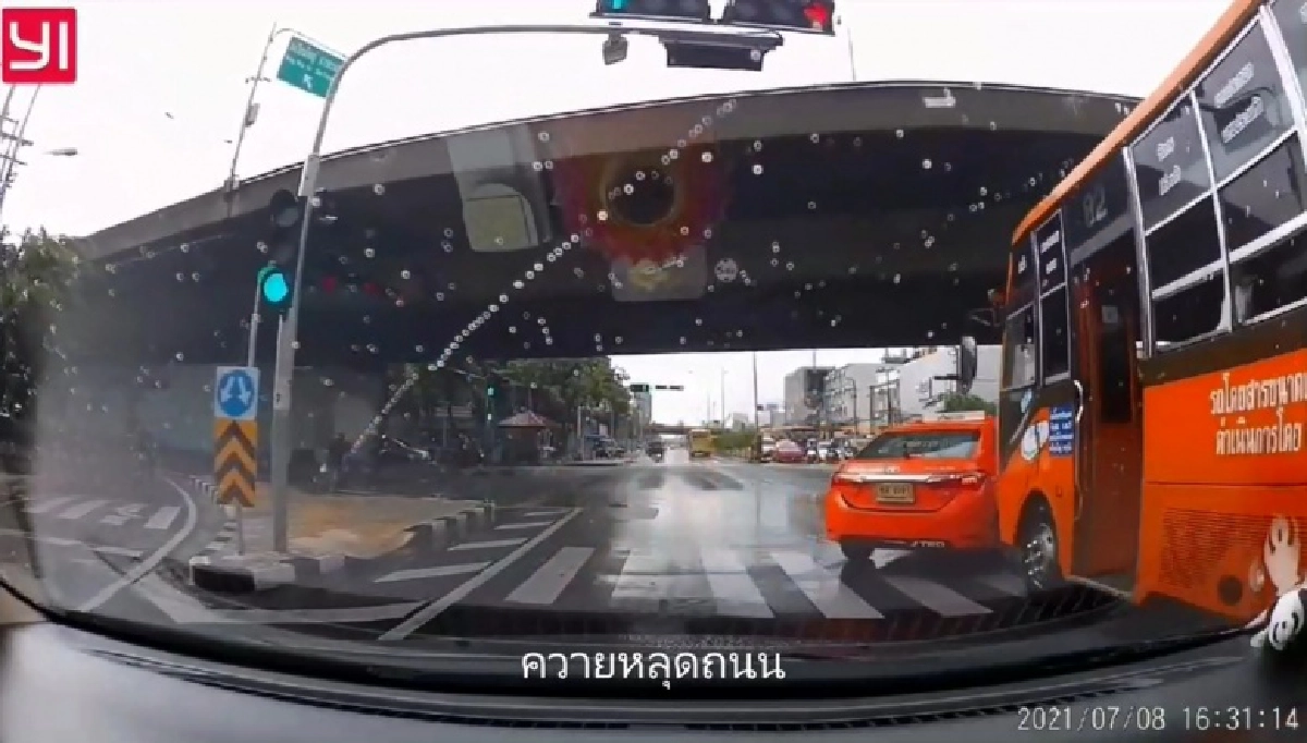 อุทาหรณ์สายปาด "เปลี่ยนเลนไม่สนโลก" สุดท้ายโดนเต็ม ๆ 