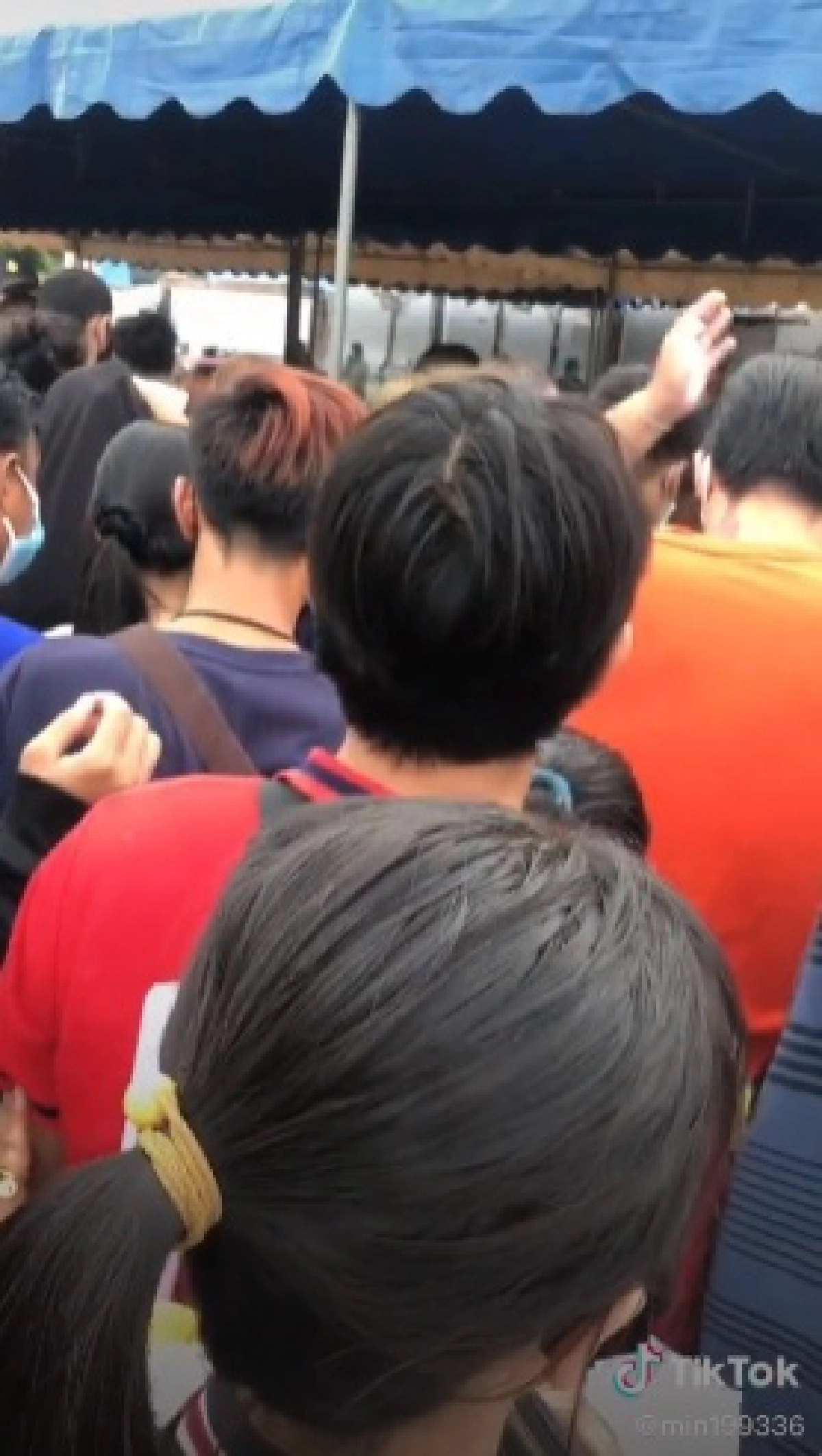 อย่างแน่น ปชช.เบียดเสียดแห่ "ตรวจโควิด" ฟรี สาวสุดอัดอั้นตัดพ้อเหมือนไปขอทาน