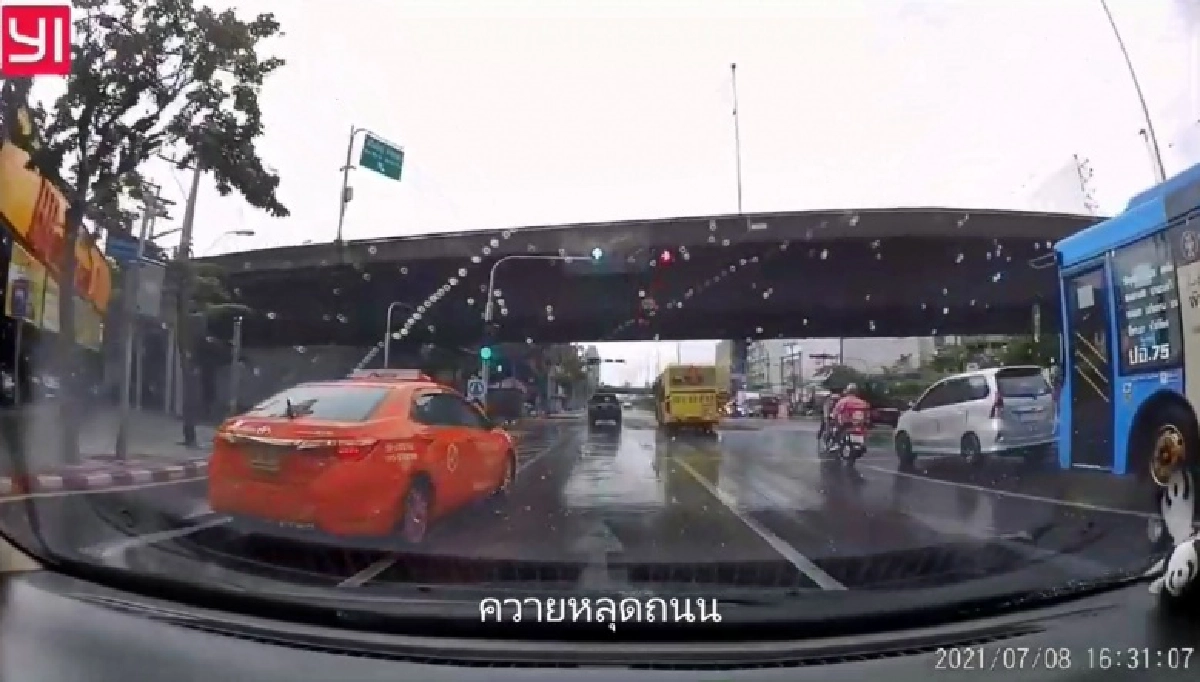 อุทาหรณ์สายปาด "เปลี่ยนเลนไม่สนโลก" สุดท้ายโดนเต็ม ๆ 