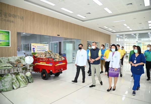  รัฐมนตรีเกษตรฯ 'เฉลิมชัย' ส่งมอบสินค้าเกษตรคุณภาพและสินค้าอุปโภคบริโภค ภายใต้โครงการแบ่งปันน้ำใจ"เกษตรไทยสู้โควิด-19 "