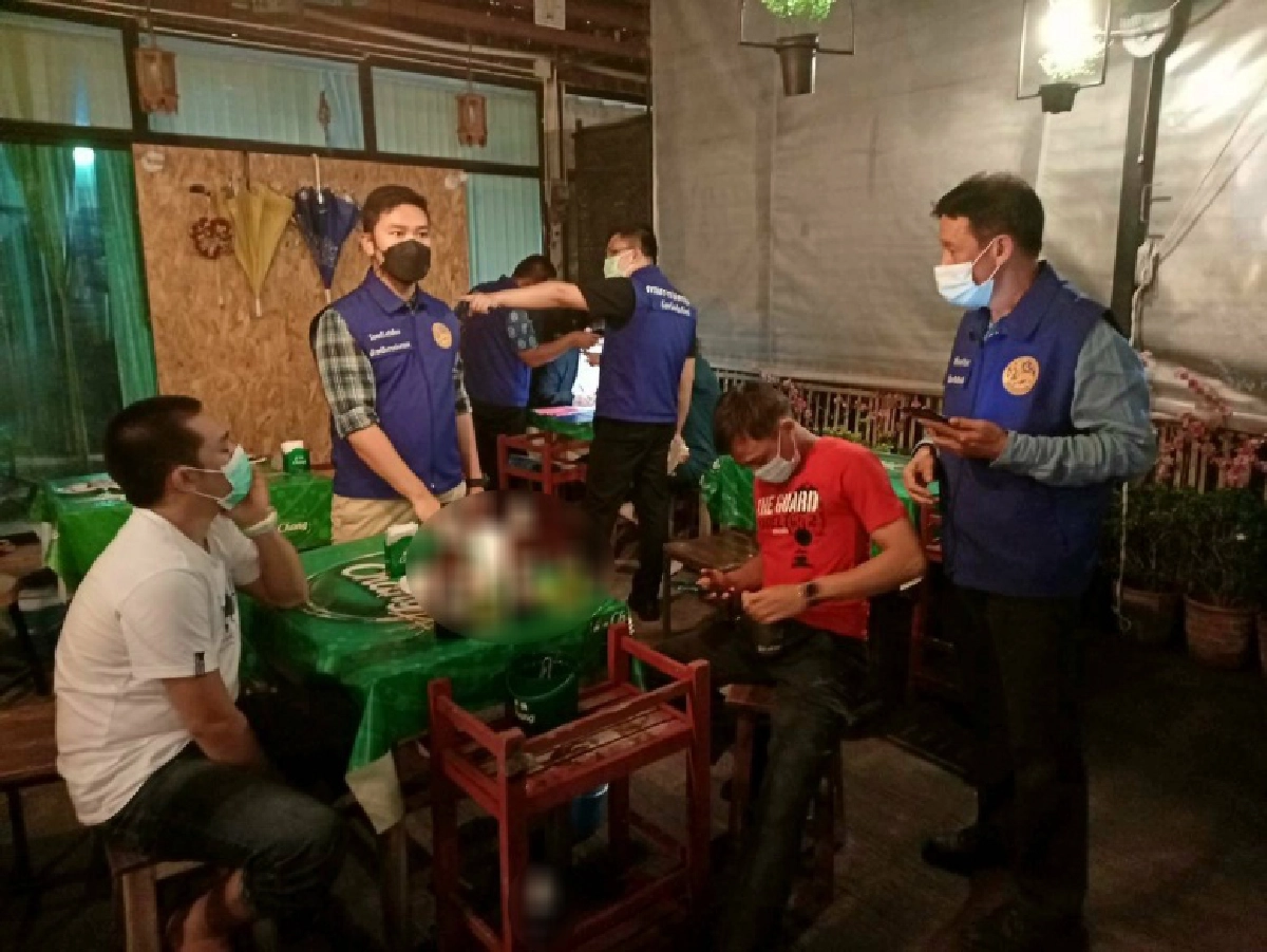 "นักดื่ม"กระเจิงหนีจนท.ปกครอง เชียงใหม่ บุกจับร้านอาหาร ลูกค้า ฝ่าฝืนคำสั่ง สุดท้ายไม่รอด 