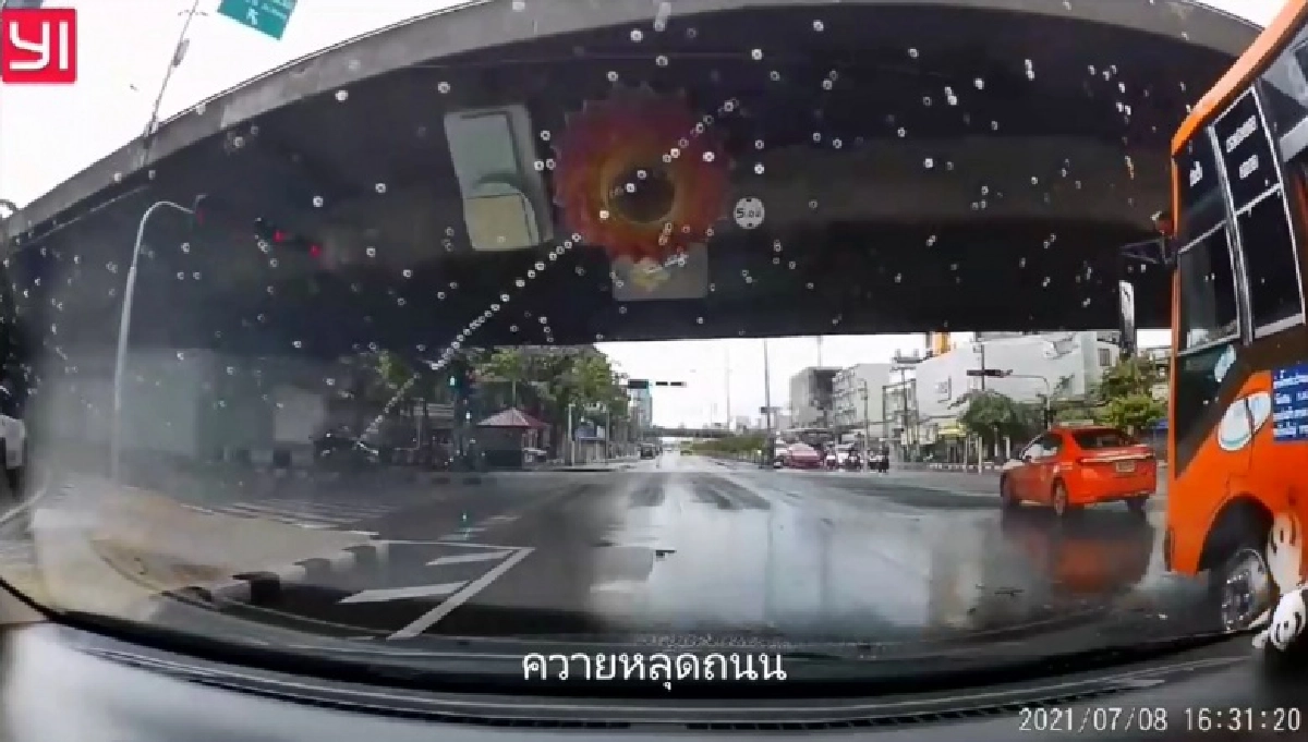 อุทาหรณ์สายปาด "เปลี่ยนเลนไม่สนโลก" สุดท้ายโดนเต็ม ๆ 