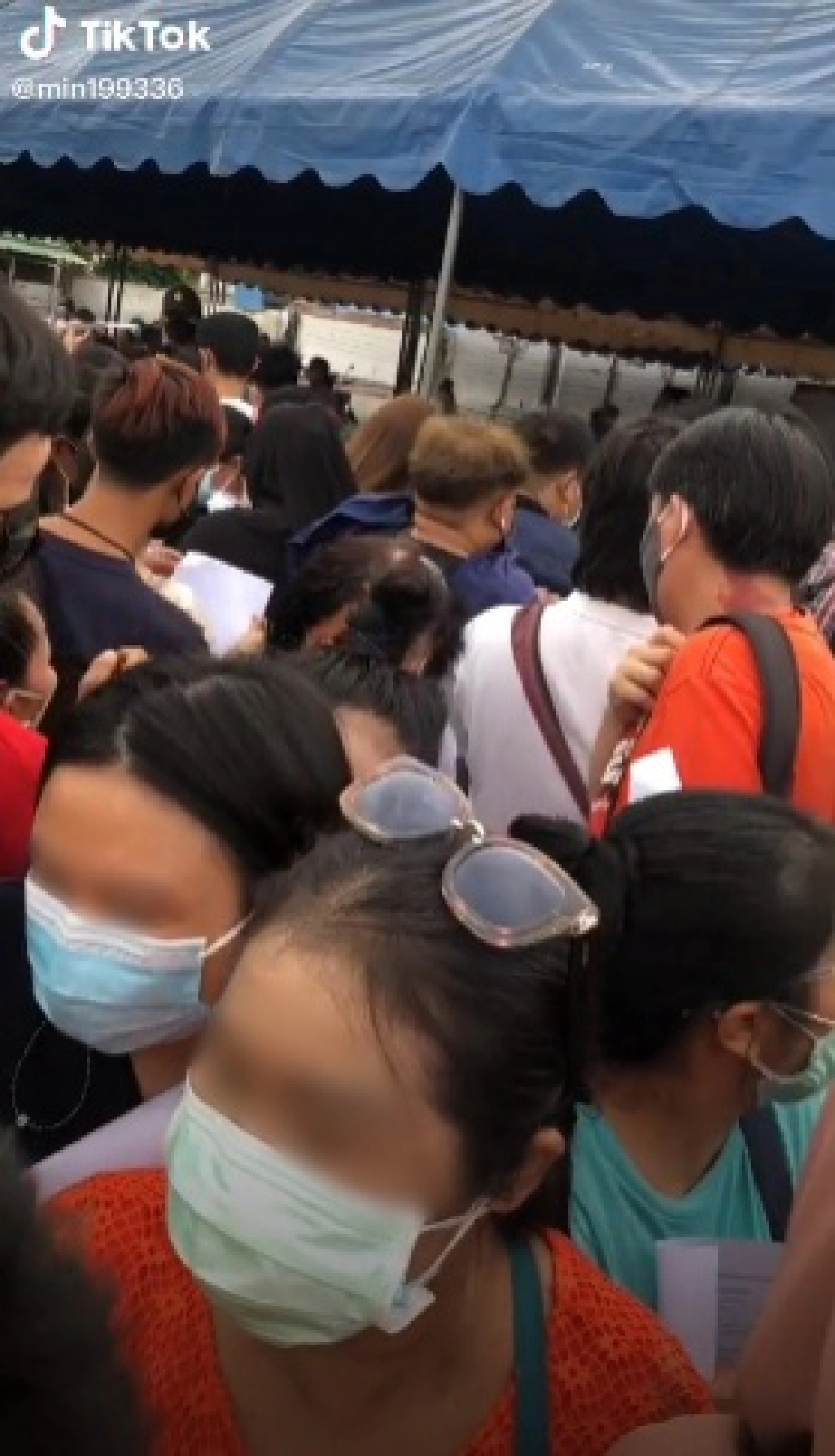 อย่างแน่น ปชช.เบียดเสียดแห่ "ตรวจโควิด" ฟรี สาวสุดอัดอั้นตัดพ้อเหมือนไปขอทาน