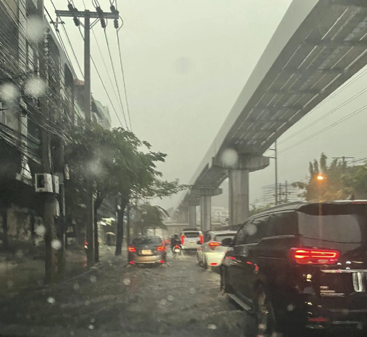 ประมวลภาพ ฝนถล่มกรุง น้ำท่วมขังรอการระบายหลายพื้นที่ 