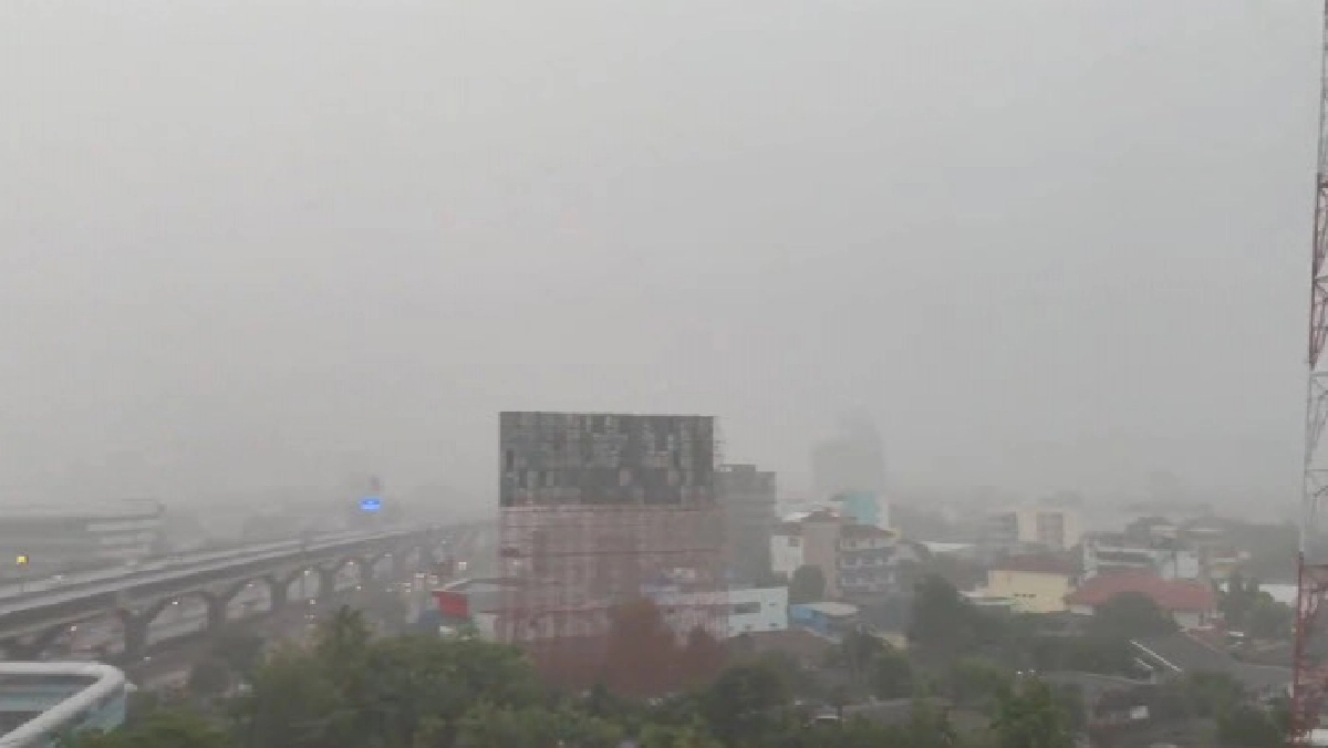 ประมวลภาพ ฝนถล่มกรุง น้ำท่วมขังรอการระบายหลายพื้นที่ 