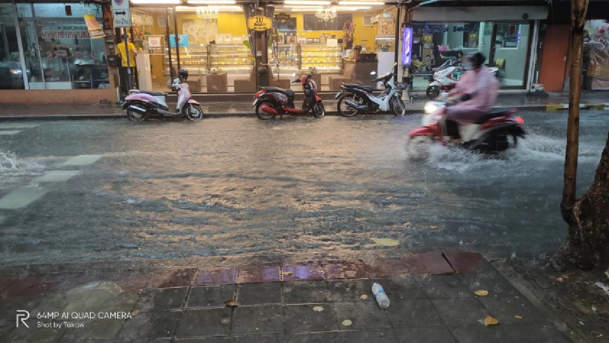 ประมวลภาพ ฝนถล่มกรุง น้ำท่วมขังรอการระบายหลายพื้นที่ 