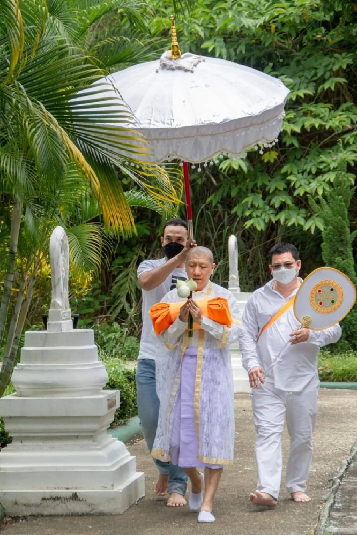 ภาพชุด "อิ่มบุญ" ชาวเน็ตแห่แชร์พิธีบวชเรียบง่าย "พระโน้ส-อุดม"